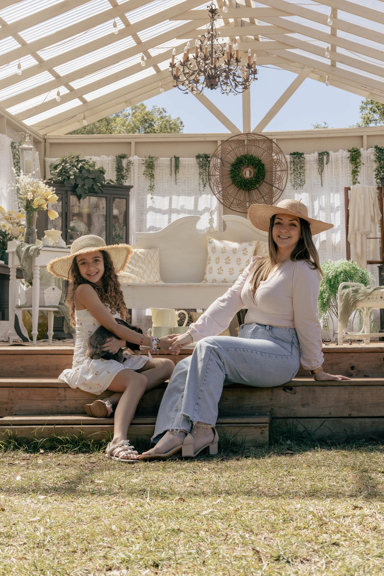 Madre e hija en el porche